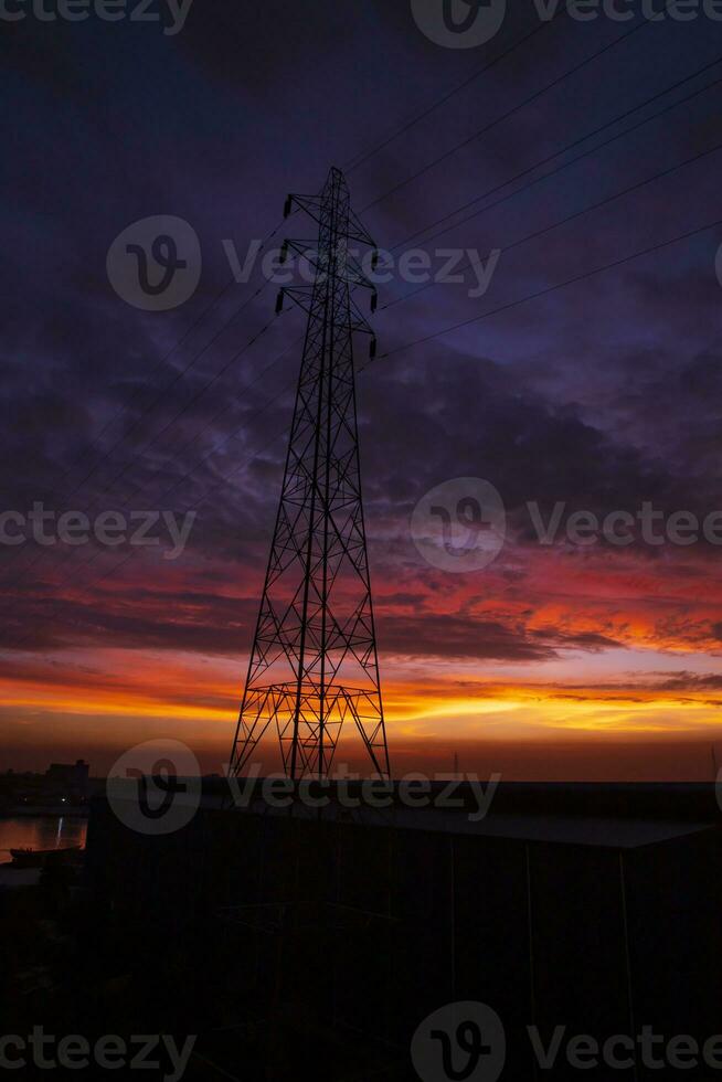 hög Spänning kraft linje torn med skön himmel på solnedgång, stock Foto