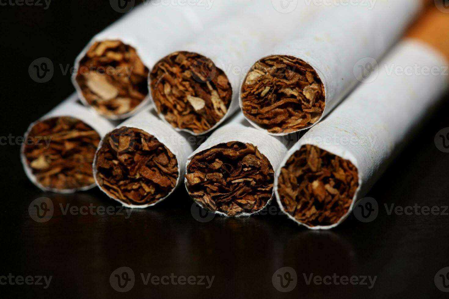 en se från en siffra av cigaretter isolerat på svart bakgrund tobak stänga upp sluta rökning upphörande cigarett dålig vana nikotin knarkare stor storlek hög kvalitet omedelbar grafik foto