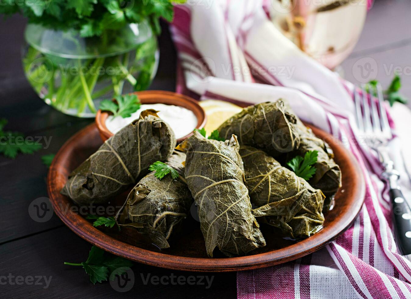 dolma. fylld druva löv med ris och kött på mörk tabell. mitten östra kök. foto