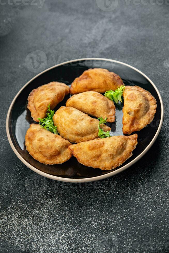 empanadas kött paj fylld måltid mat mellanmål på de tabell kopia Plats mat bakgrund rustik topp se foto