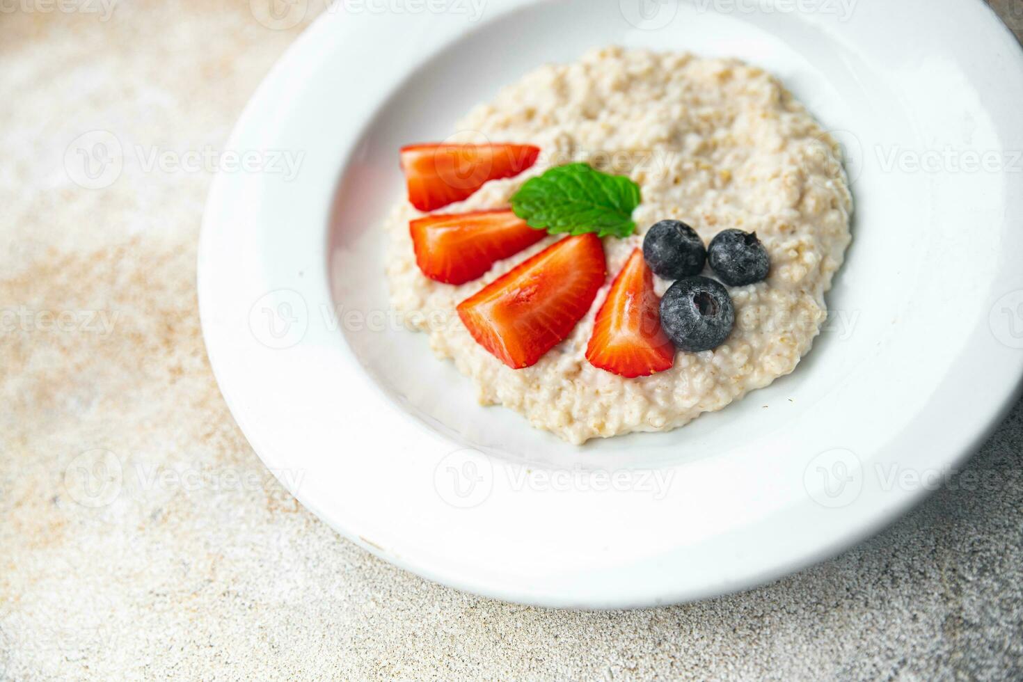 färsk gröt frukost gröt bär friska måltid mat mellanmål på de tabell kopia Plats mat bakgrund rustik topp se foto