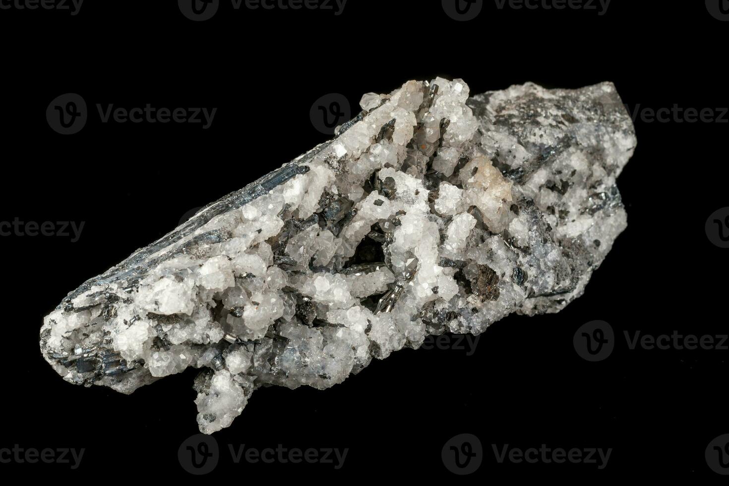 makro mineral sten stibnite kvarts på en svart bakgrund foto