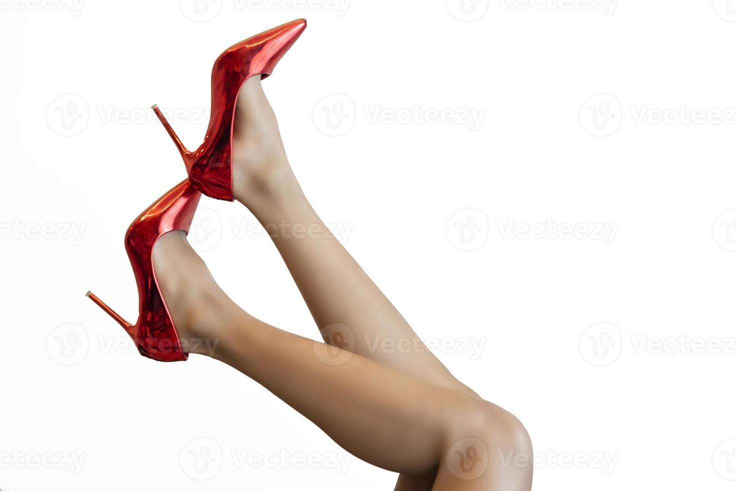 sexiga ben i luften med röda skor foto