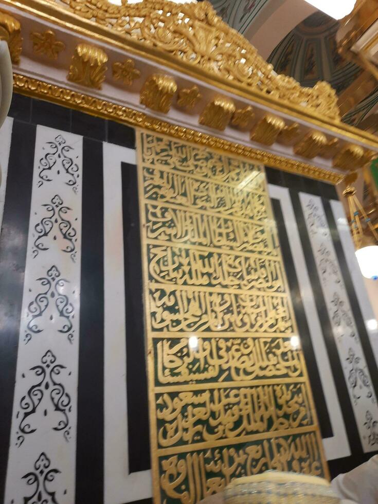 medina, saudi Arabien, dec 2022 - muslim pilgrimer är gående till besök roza rasool på masjid al nabawi medina. foto