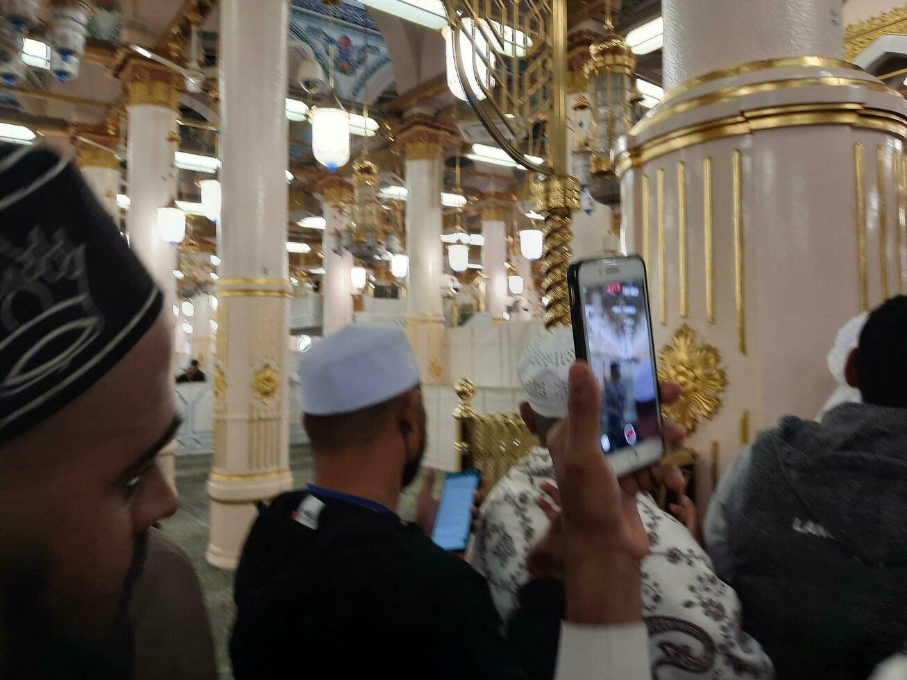 medina, saudi Arabien, dec 2022 - muslim pilgrimer är gående till besök roza rasool på masjid al nabawi medina. foto