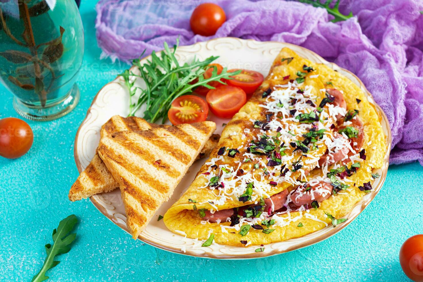 friterad omelett fylld med korv, tomater, grönt och ost. utsökt lätt frukost foto