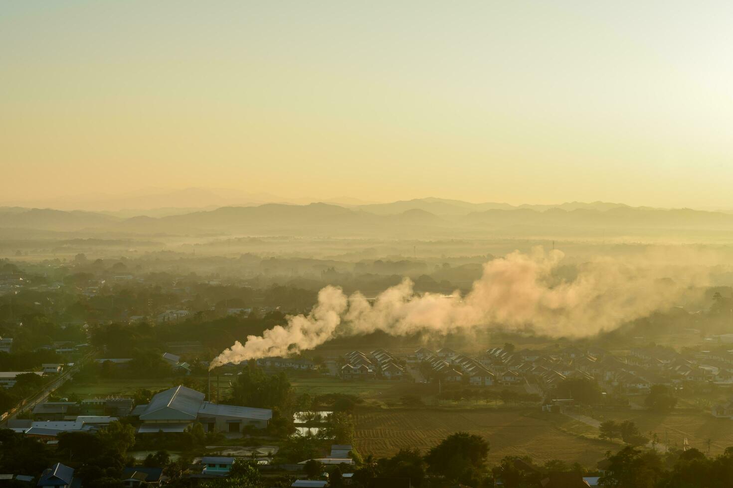 topp se av nan provins och toxisk rök driver från de fabrik axel. luft förorening foto