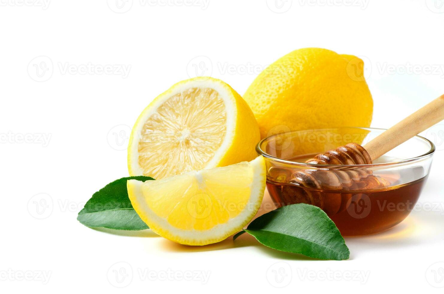 färsk citron- med blad och honung med honung dipper isolerat på vit foto
