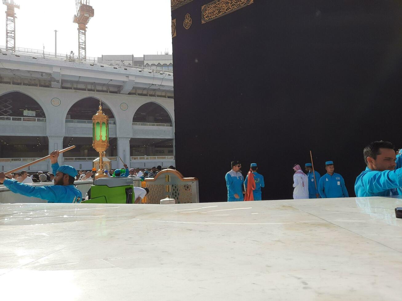 mecka, saudi Arabien, Maj 2023 - en skön se av rengöring hateem under dagtid nära de kaaba i de gård av masjid al-haram, mecka. foto