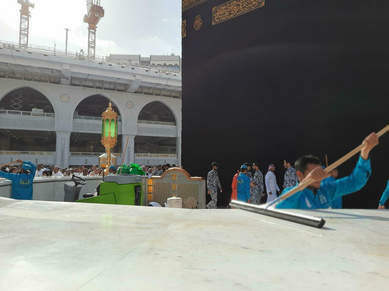 mecka, saudi Arabien, Maj 2023 - en skön se av rengöring hateem under dagtid nära de kaaba i de gård av masjid al-haram, mecka. foto