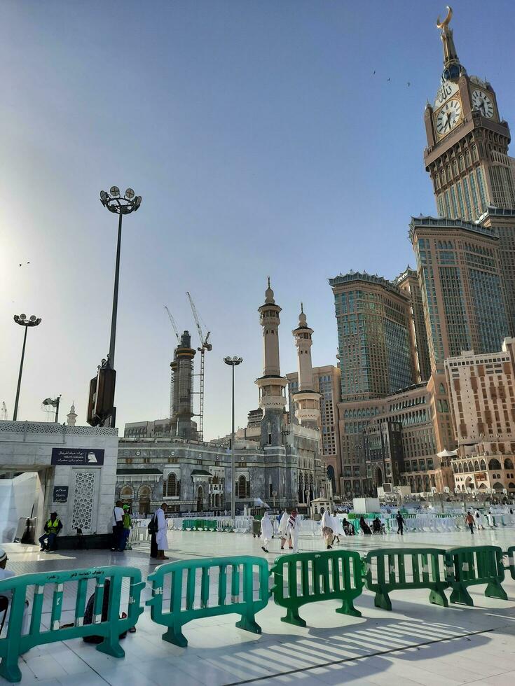 mecka, saudi Arabien, april 2023 - en skön dagtid se av de makkah klocka torn från de gård av masjid al-haram, mecka. foto