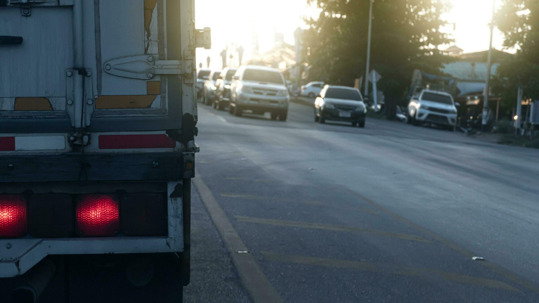 broms ljus av lastbil bil på de väg med många bilar blockering trafik signaler tvärs över de gata. sluta förbi trafik ljus skick. foto