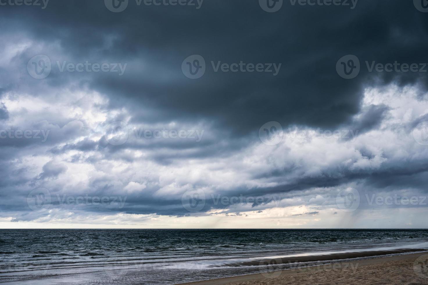 mörk dramatisk himmel och stormiga moln över havet foto