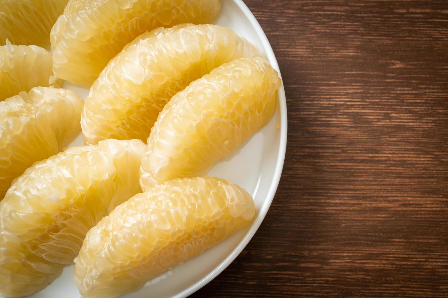 färsk skalad pomelo grapefrukt eller schaddock foto