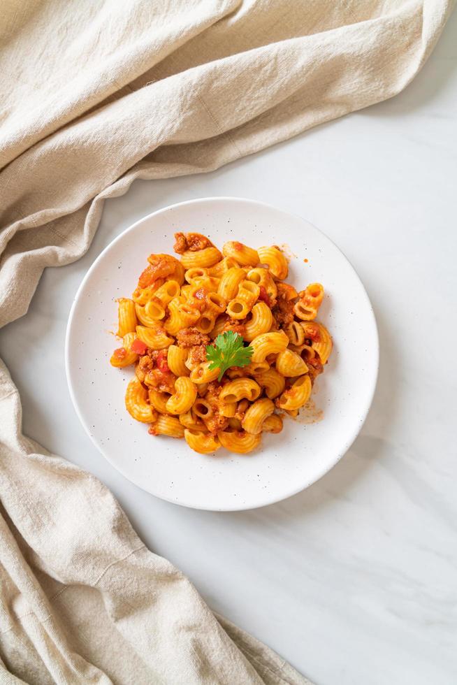 makaroner med tomatsås och malet fläsk, amerikansk kotlett, amerikansk gulasch foto