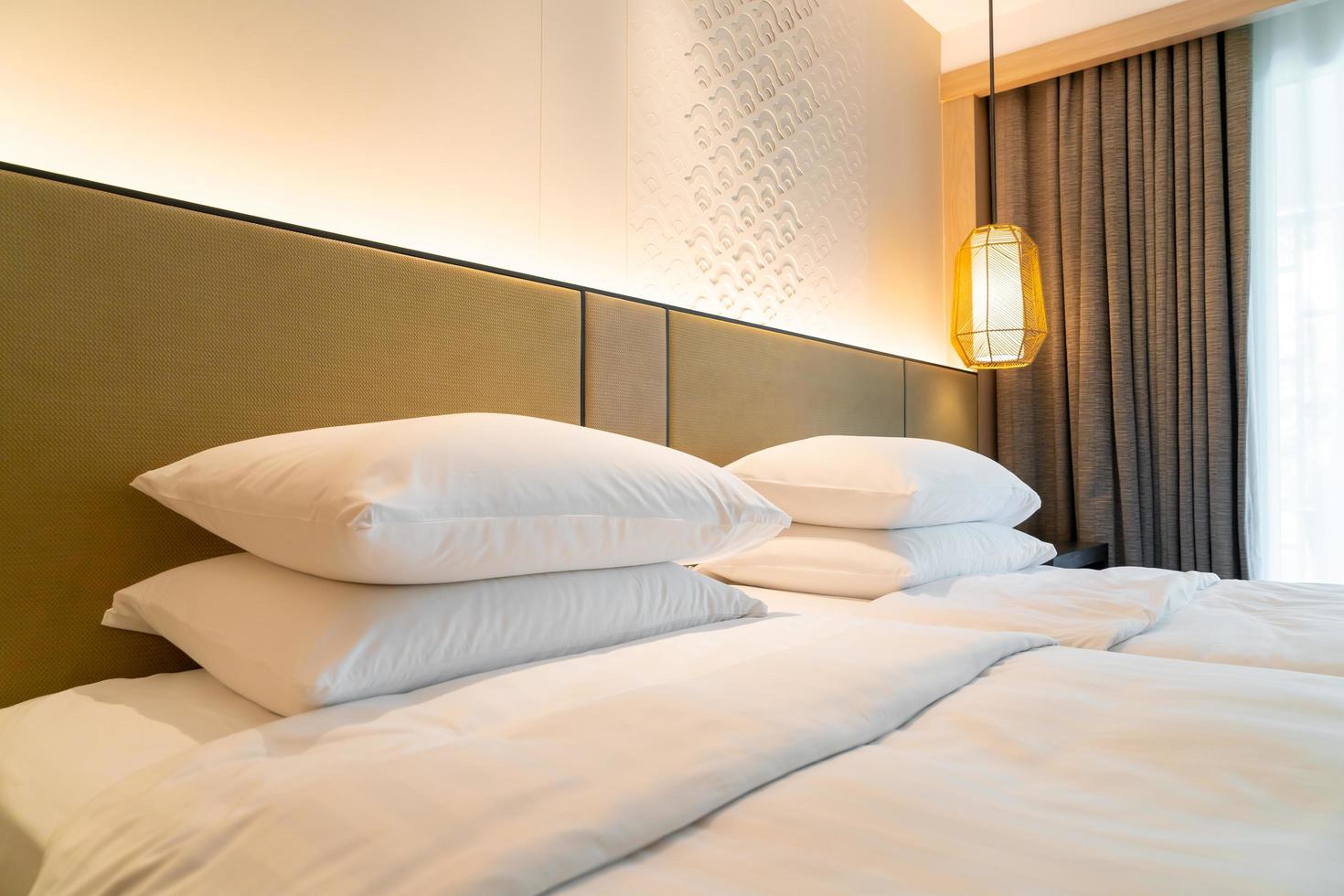 vit kuddedekoration på sängen i ett hotellresortsovrum foto