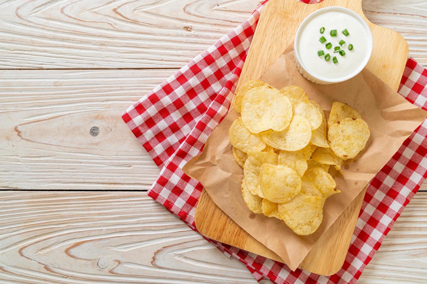 potatischips med gräddfilsås foto