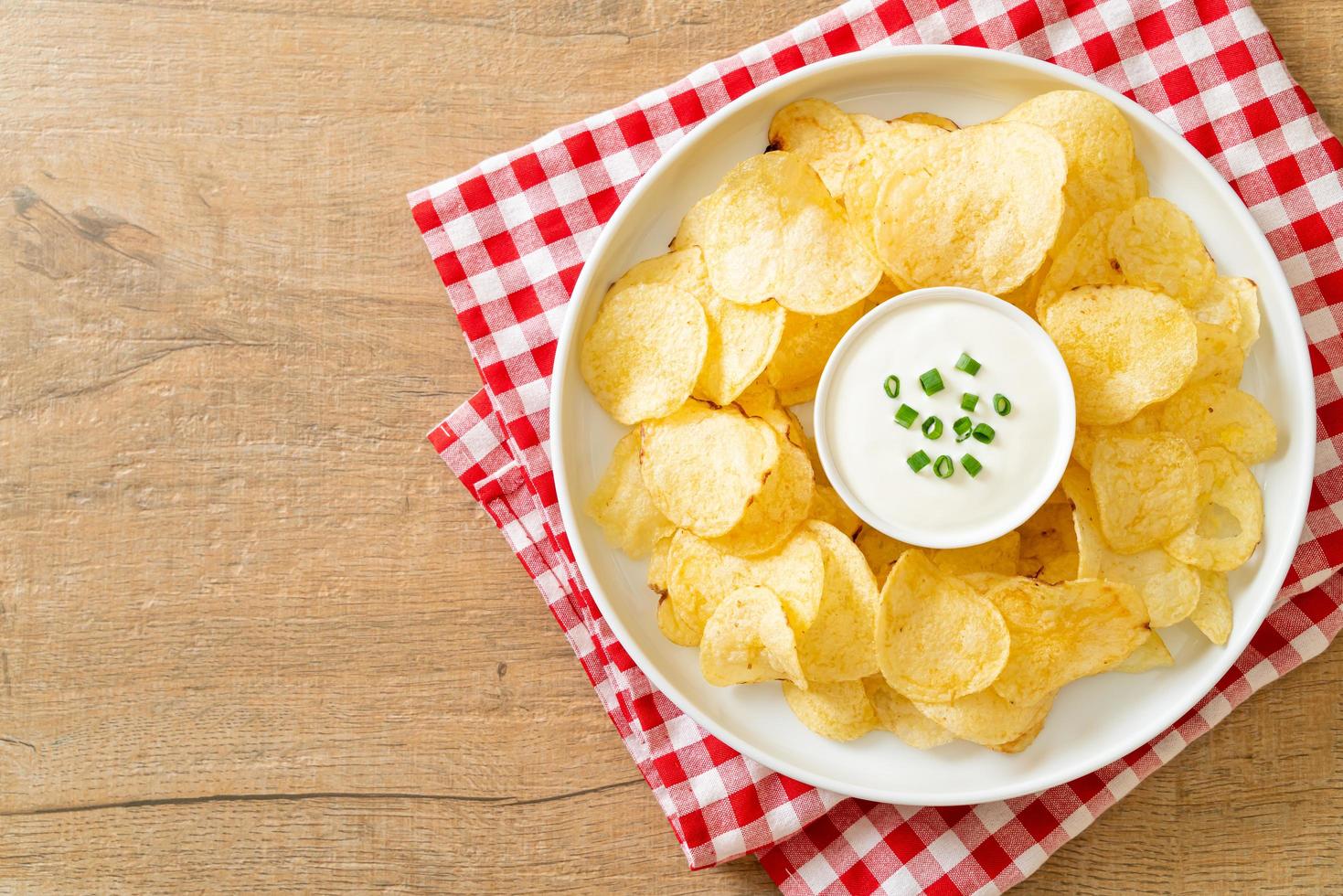 potatischips med gräddfilsås foto