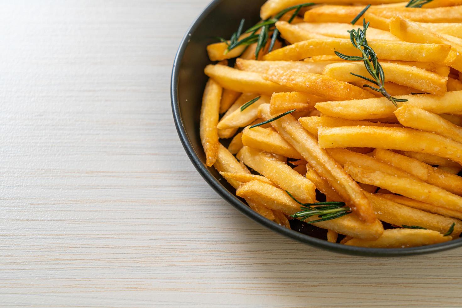 pommes frites eller potatischips foto