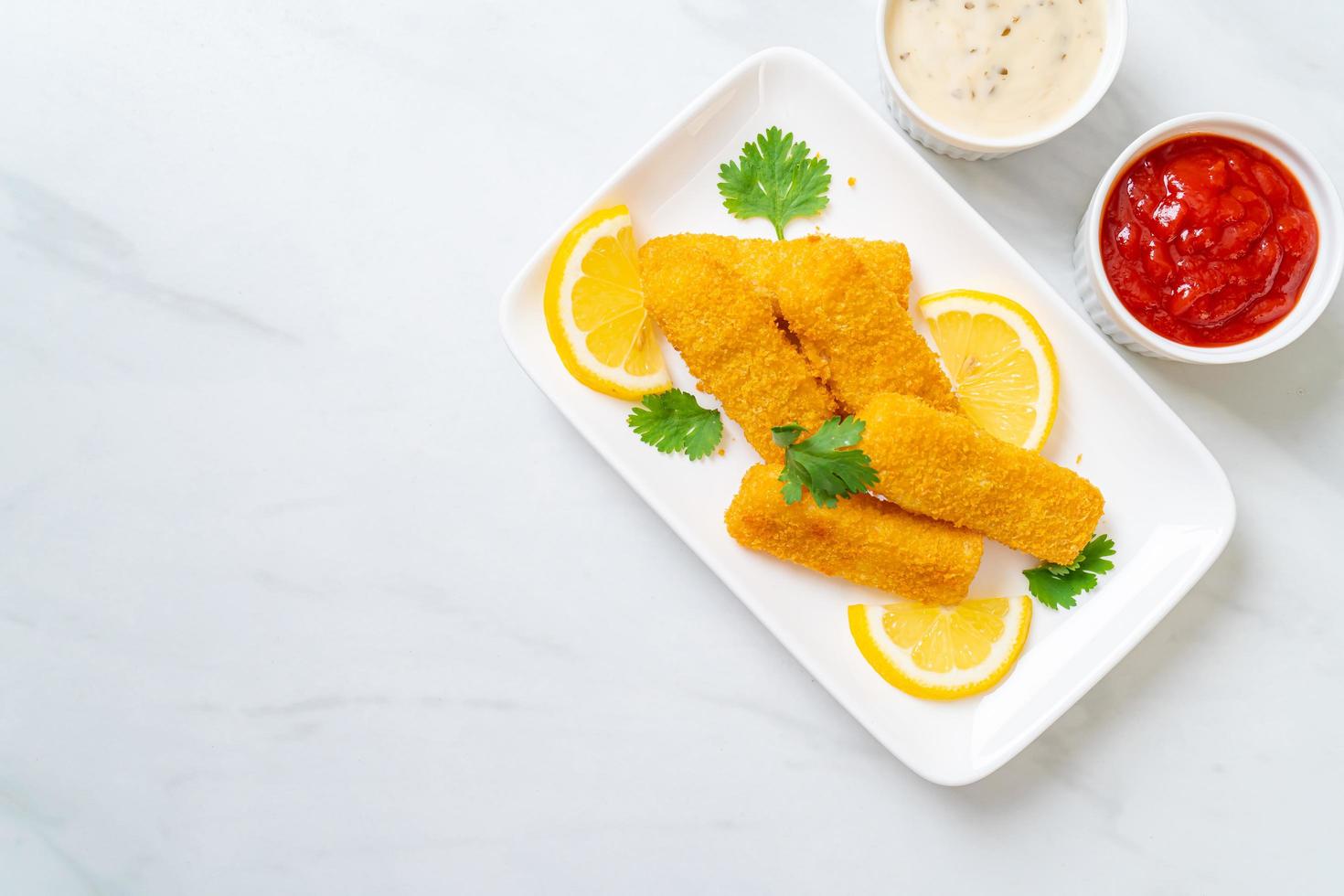 stekt fisk finger pinnar eller pommes frites fisk med sås foto