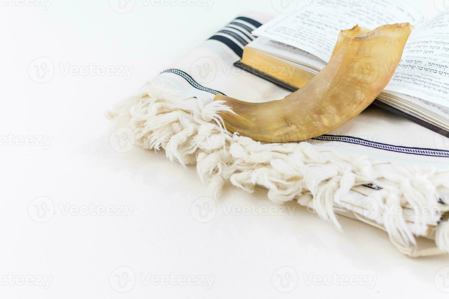 bön sjal - tallit, bön bok och shofar horn jewish religiös symboler. rosh hashanah jewish ny år Semester, shabbat och yom kippur begrepp foto