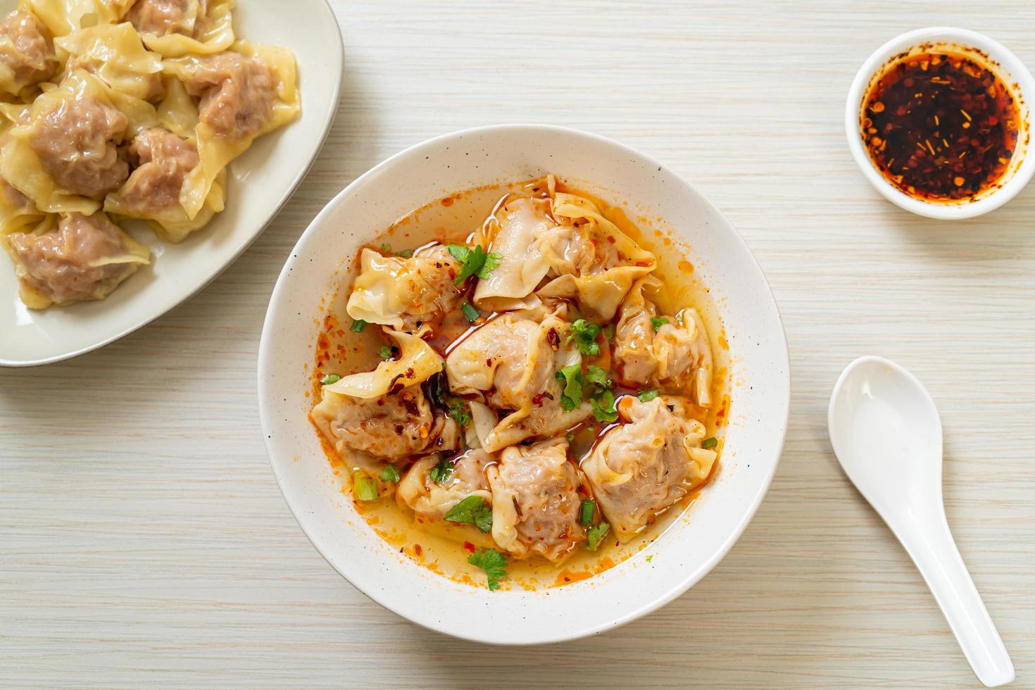 fläsk wonton soppa eller fläsk dumplings soppa med rostad chili - asiatisk matstil foto