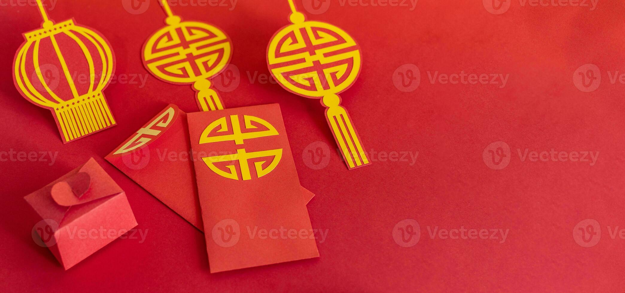 kinesisk ny år röd paket, platt lägga, hand gjord, papper skära. foto