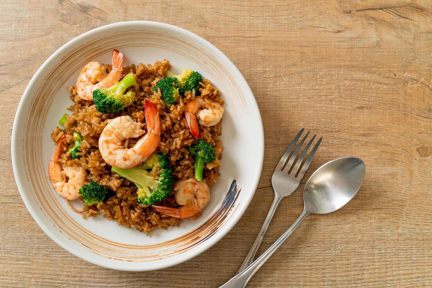 stekt ris med broccoli och räkor - hemlagad matstil foto