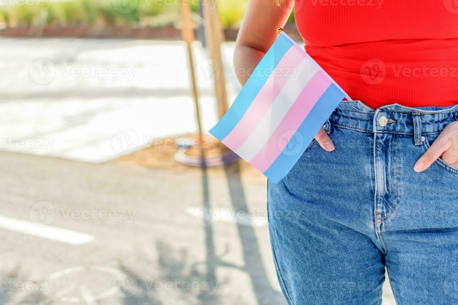 kön queer. kvinna håll trans flagga under stolthet månad firande. selektiv fokus. foto