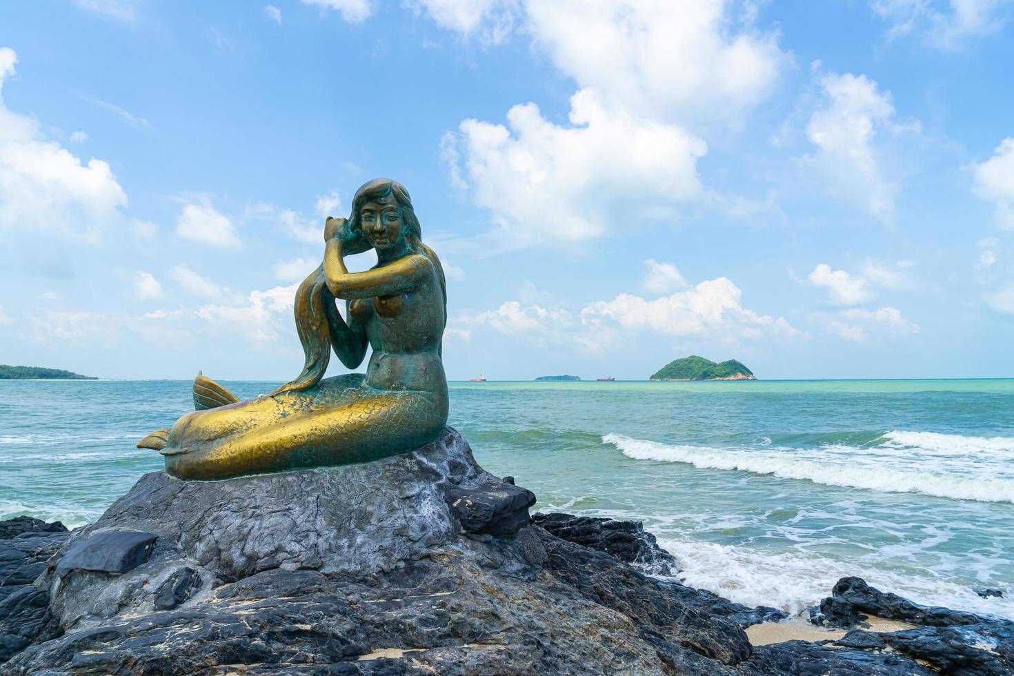 gyllene sjöjungfru staty på samila beach. landmärke för Songkla i Thailand foto