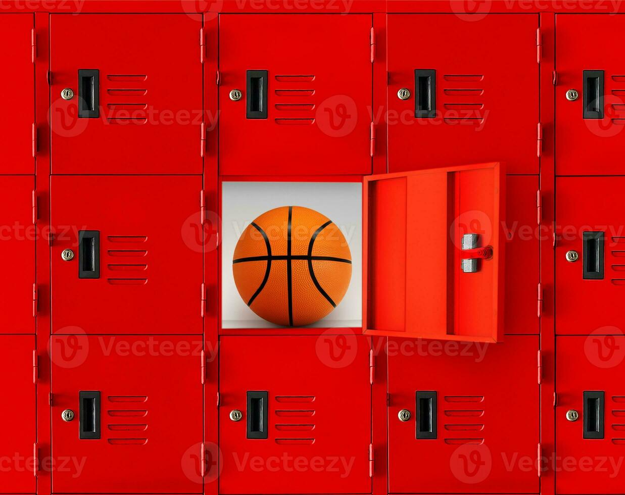 basketboll i en röd skåp eller ett öppen Gym skåp. foto