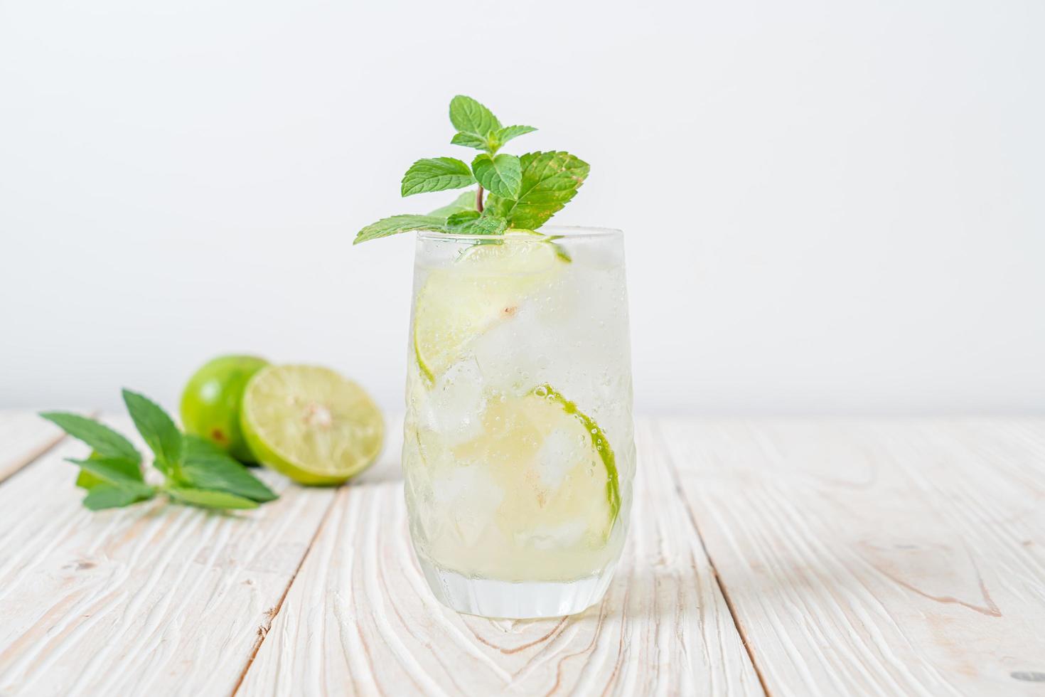 iced lime soda med mynta - uppfriskande drink foto