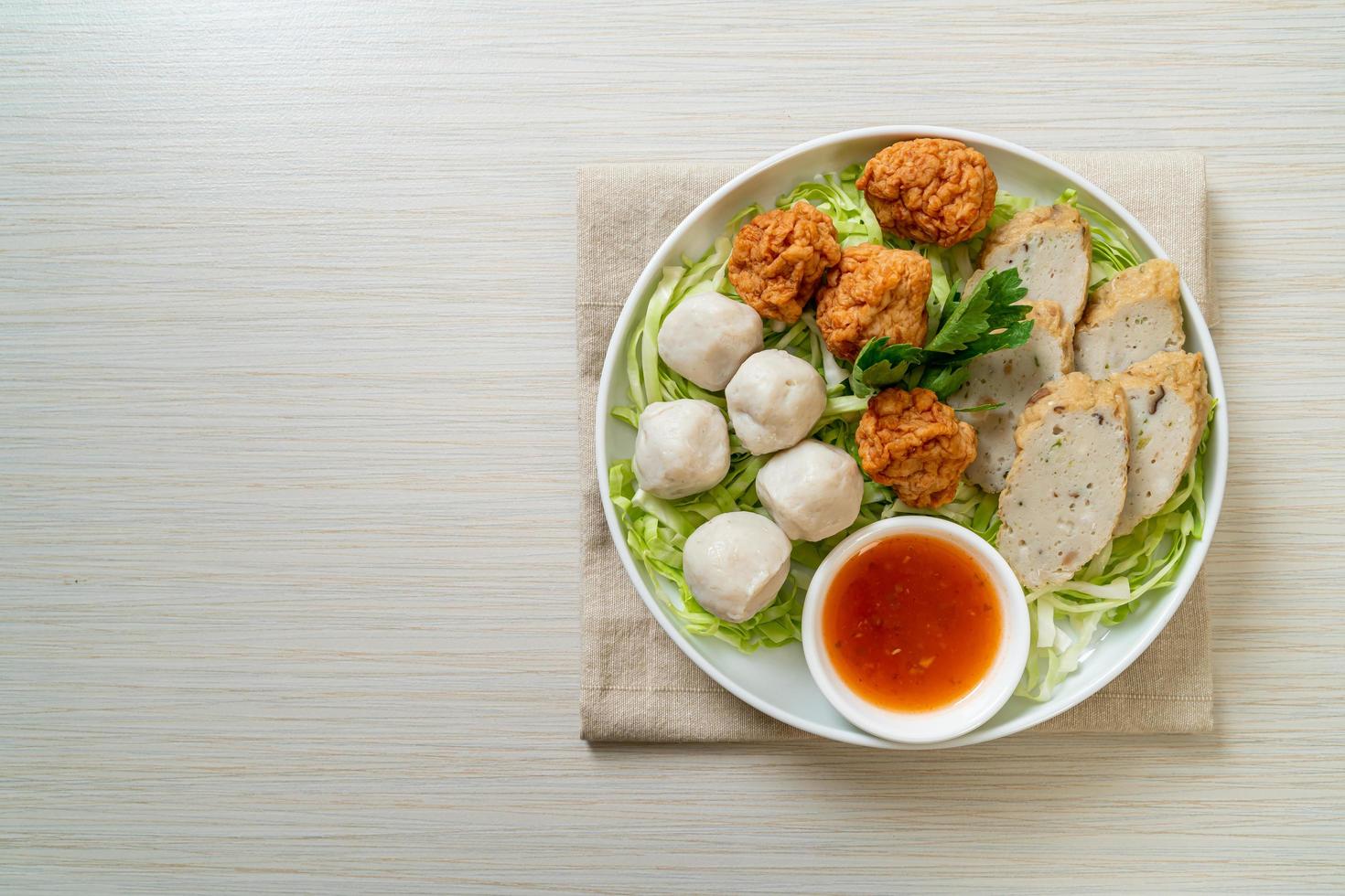 kokta fiskbollar med räkor och kinesisk fiskkorv foto