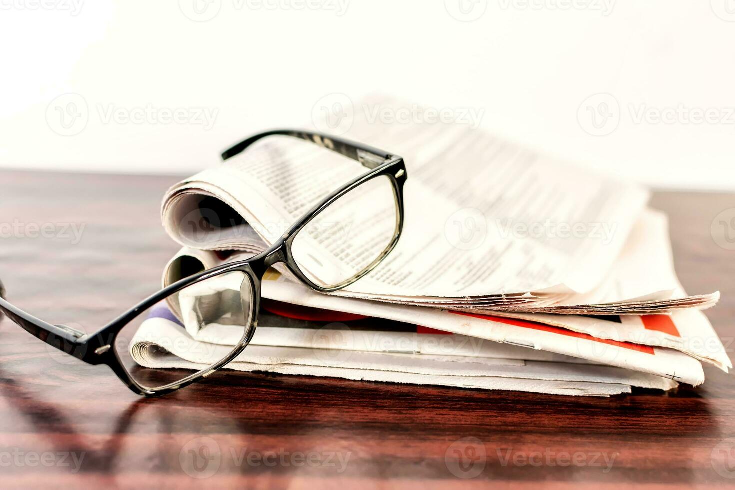 tidning och läsning glasögon på trä- tabell. foto