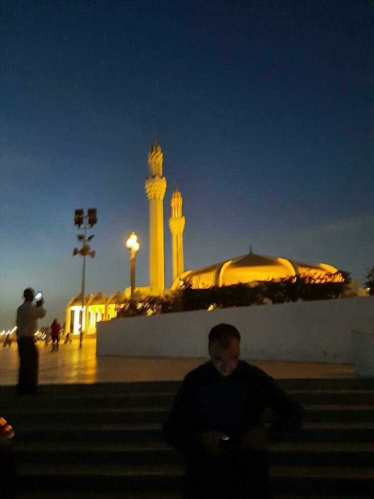 jeddah, saudi Arabien, juni 2023 - en skön natt se av de minareter och kupol av de hassan enany moské på de jeddah corniche. foto