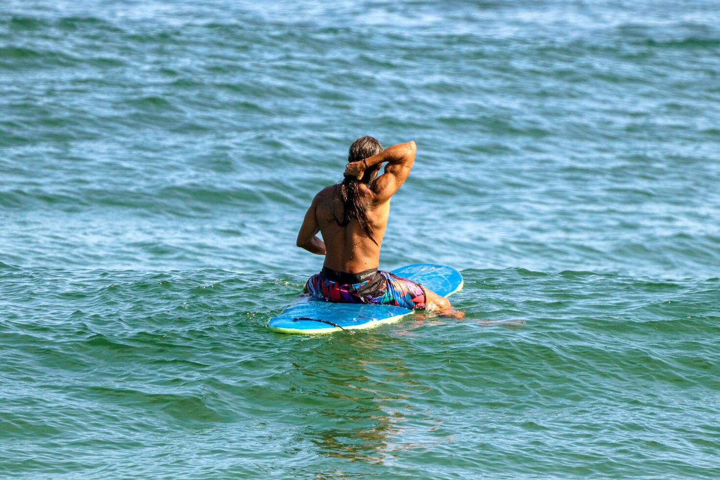 rio de Janeiro, rj, Brasilien, 05.08.2023 - surfare ridning vågor på arpoador strand, ipanema foto