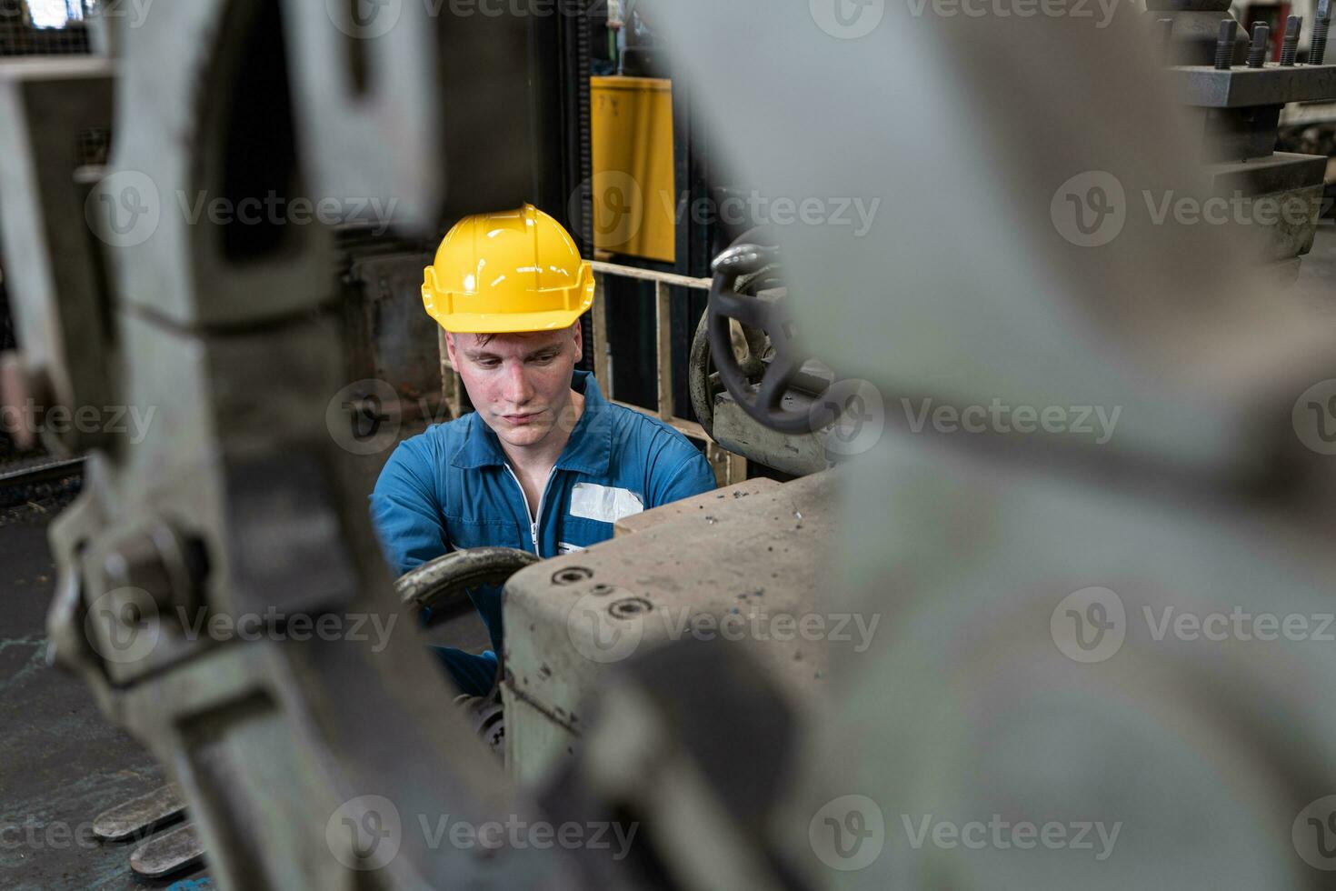 caucasian män ingenjör arbetstagare Kompetens kvalitet, underhåll, Träning industri fabrik. manlig krigande skyddande arbetskläder, hjälm. foto