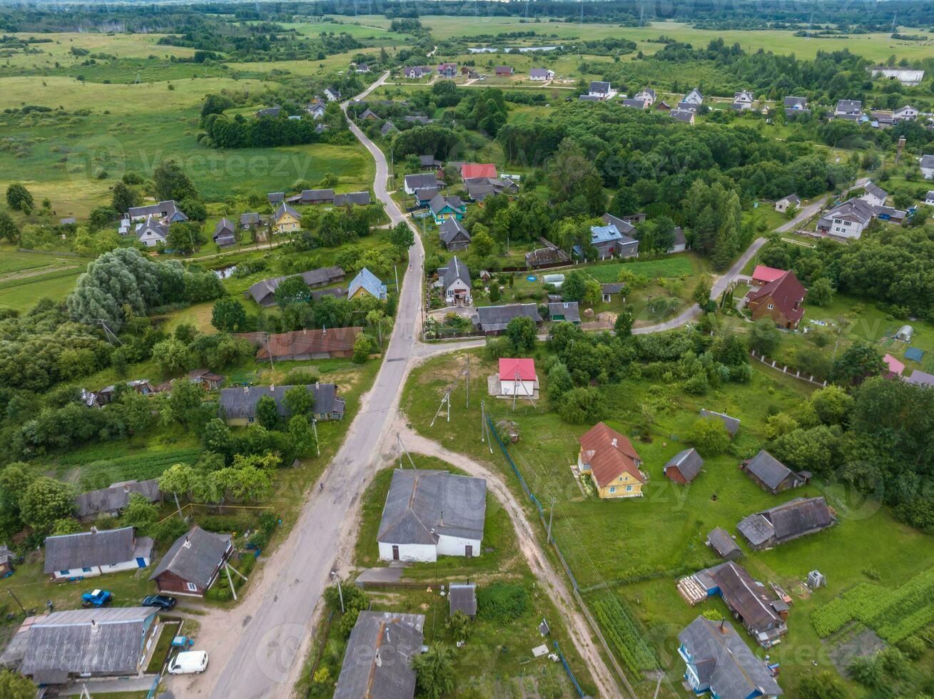 panorama- antenn se av eco by med trä- hus, grus väg, trädgårdar och fruktträdgårdar foto