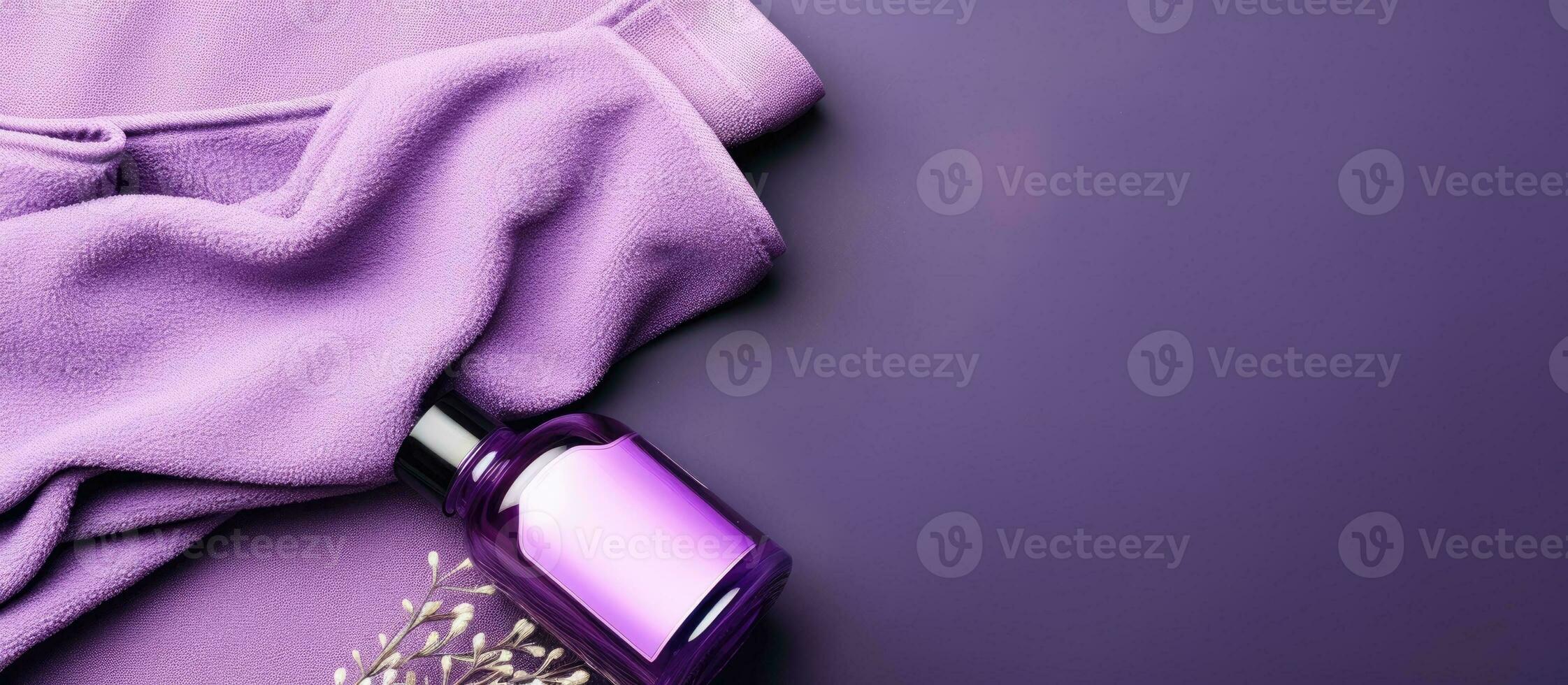 en lila handduk och en flaska av parfym på en lila bakgrund skapas med generativ ai teknologi foto