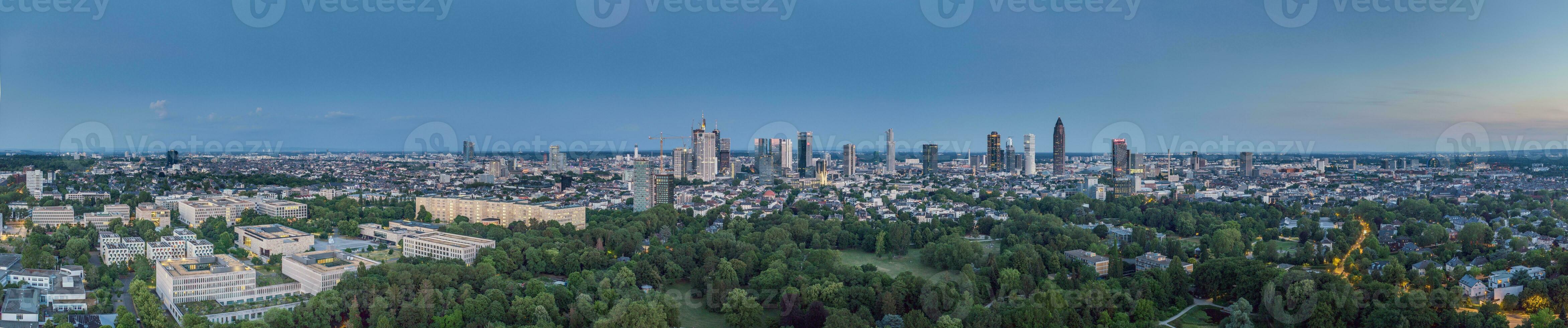 bred vinkel Drönare panorama över de tysk stad frankfurt am huvud under solnedgång foto