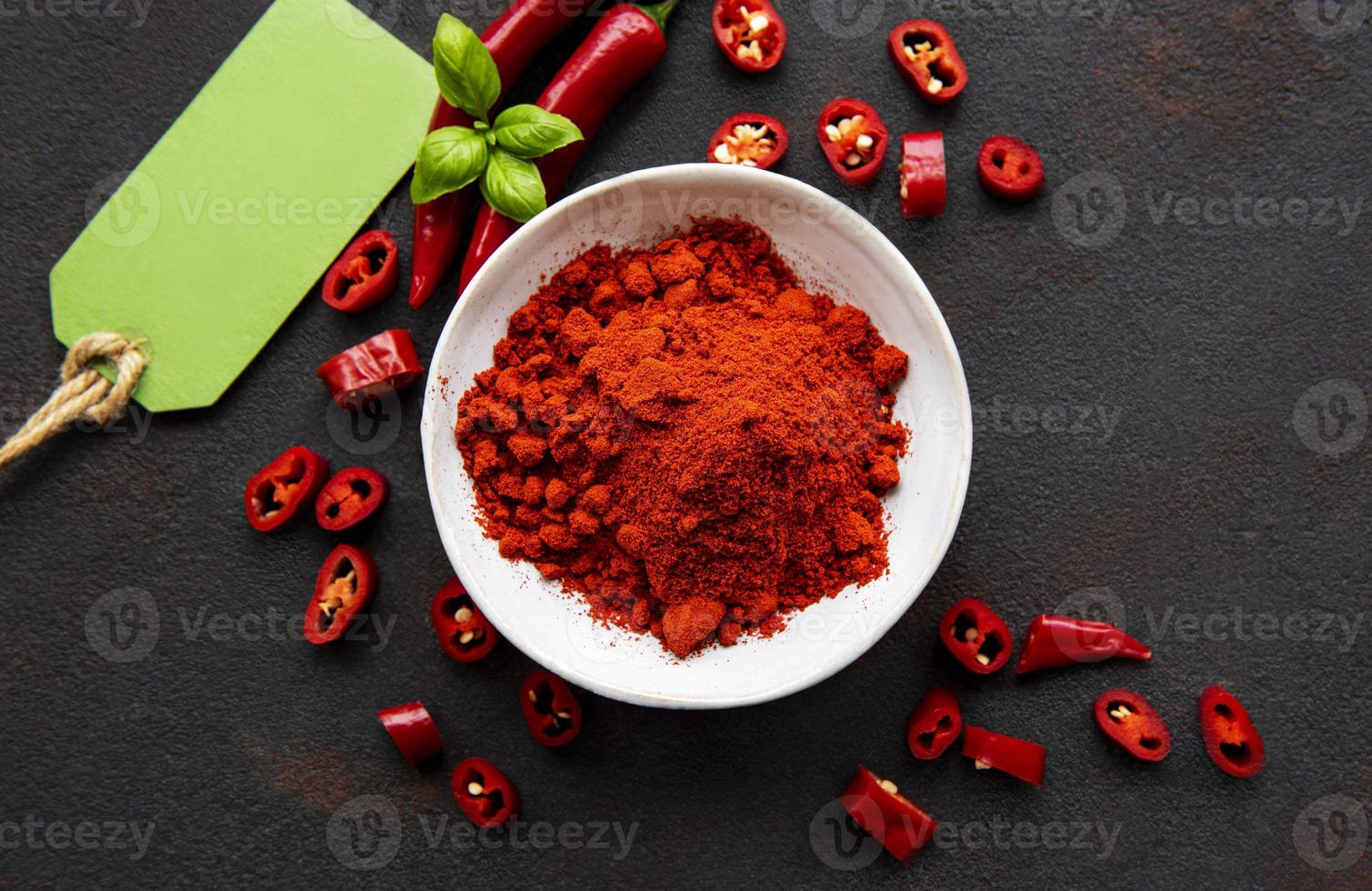 röd chili peppar torkade chili på mörk bakgrund foto