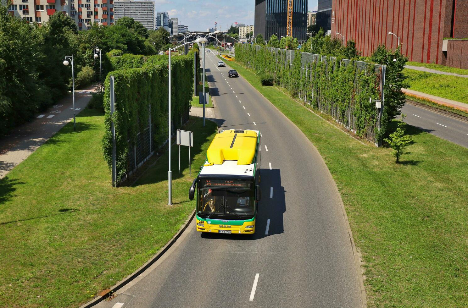 Katowice, Polen, 2021 - offentlig buss man nl273 lejonets stad cng, linje siffra 14 från katowice korfantego gränd till stad tychy i schlesiska vojvodskapet. topp se av de väg nära nospr. foto