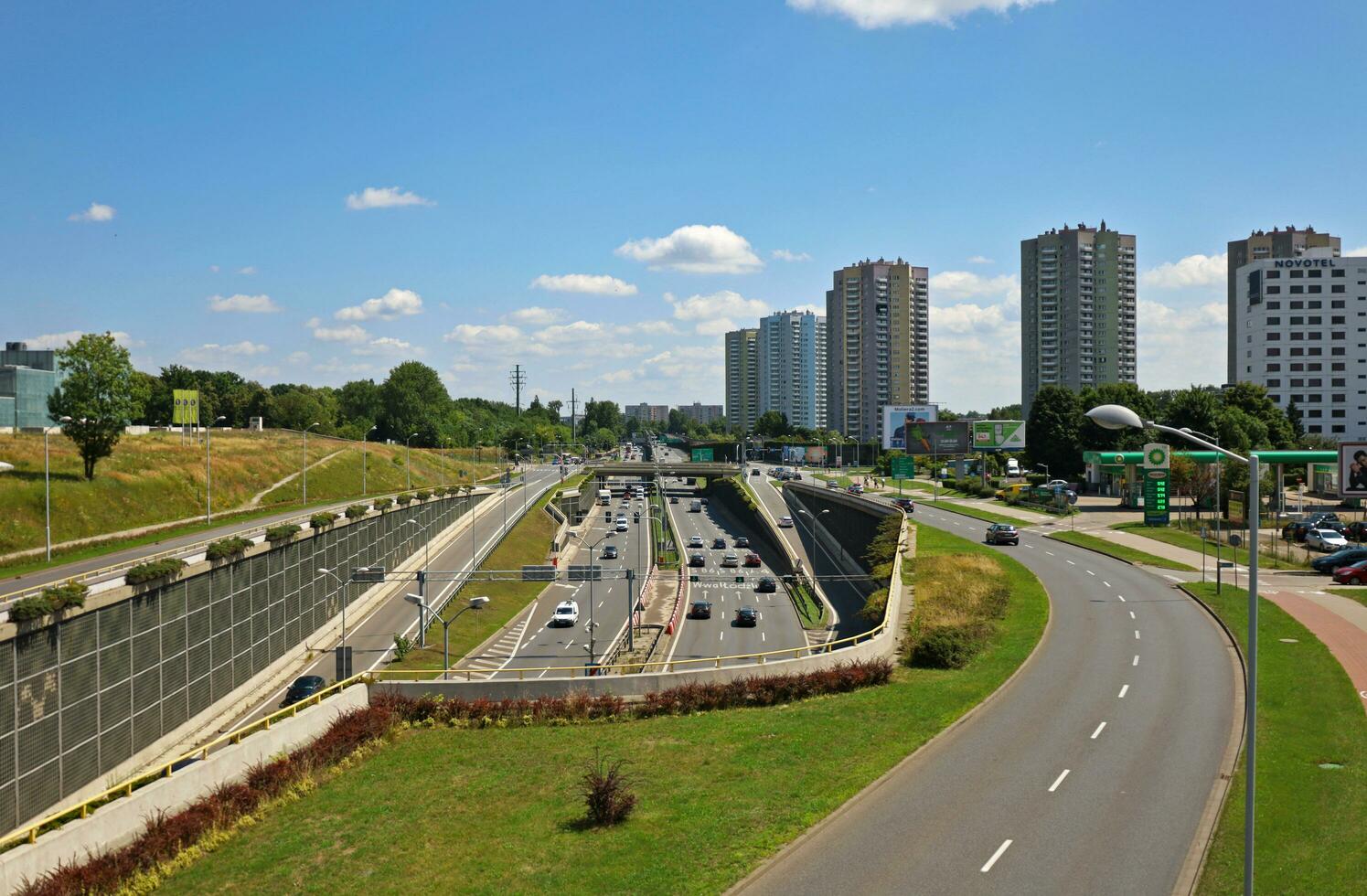 Katowice, Polen, 2021 - se till walentego rozdzienskiego gränd och de central motorväg, drogowa trasa srednicowa. på de rätt sida belägen de stjärnor hus egendom osiedle gwiazdy foto