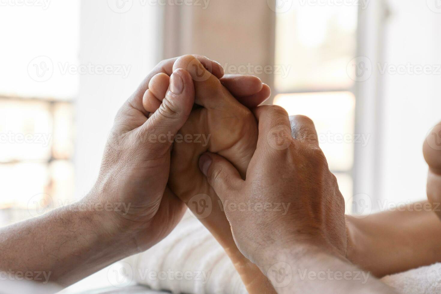 fot zonterapi massage. manlig massör utför akupressur på en kvinnas fot. foto