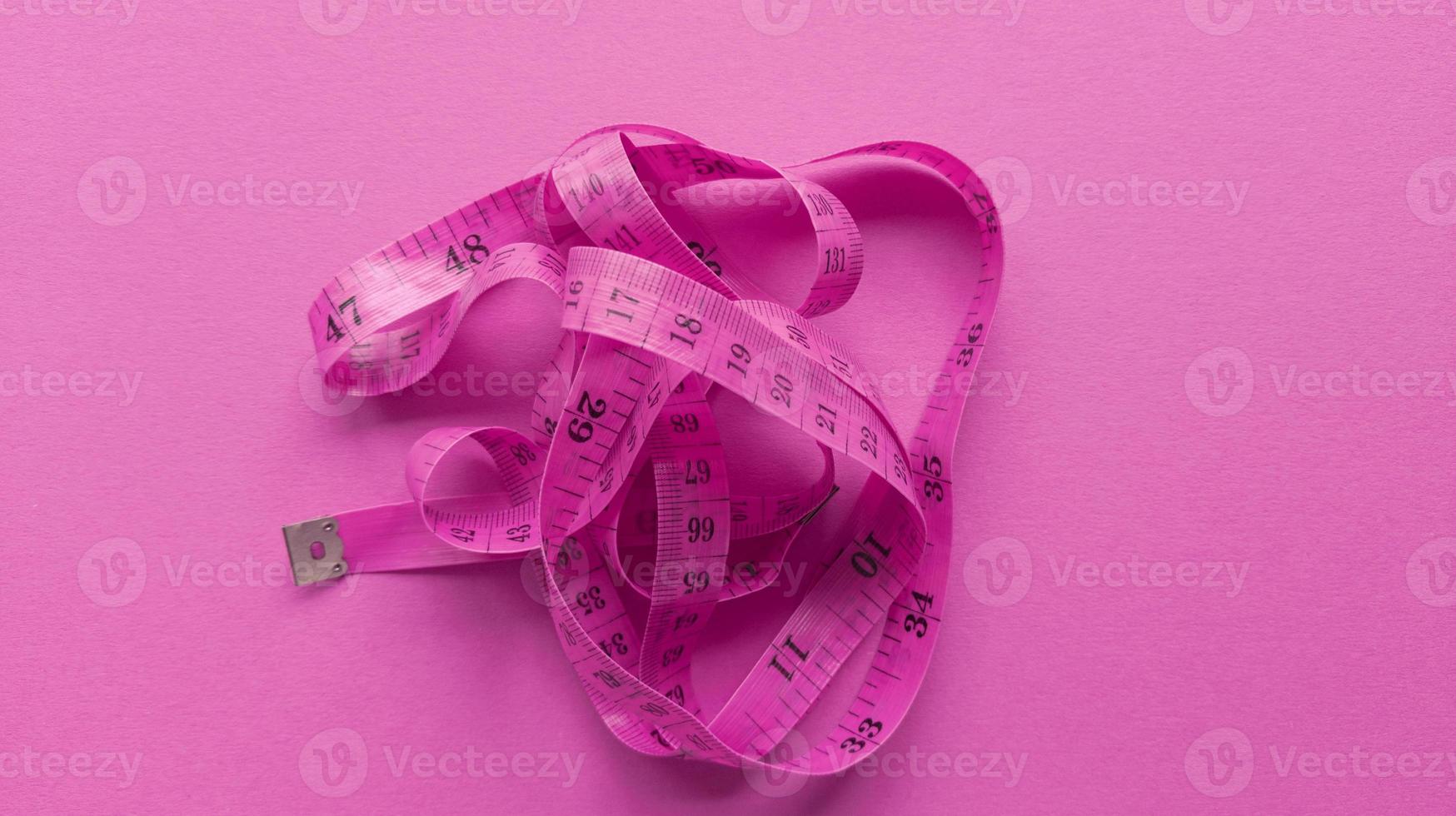 rosa centimeter på rosa bakgrund enkel platt låg med pastell textur fitness koncept stock photo foto