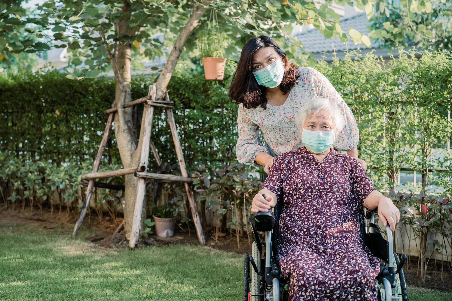 asiatisk senior eller äldre gammal damkvinnapatient på rullstol i parkerar hälsosamt starkt medicinskt koncept foto