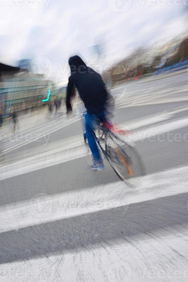 cyklist på gatan i bilbao city spanien foto