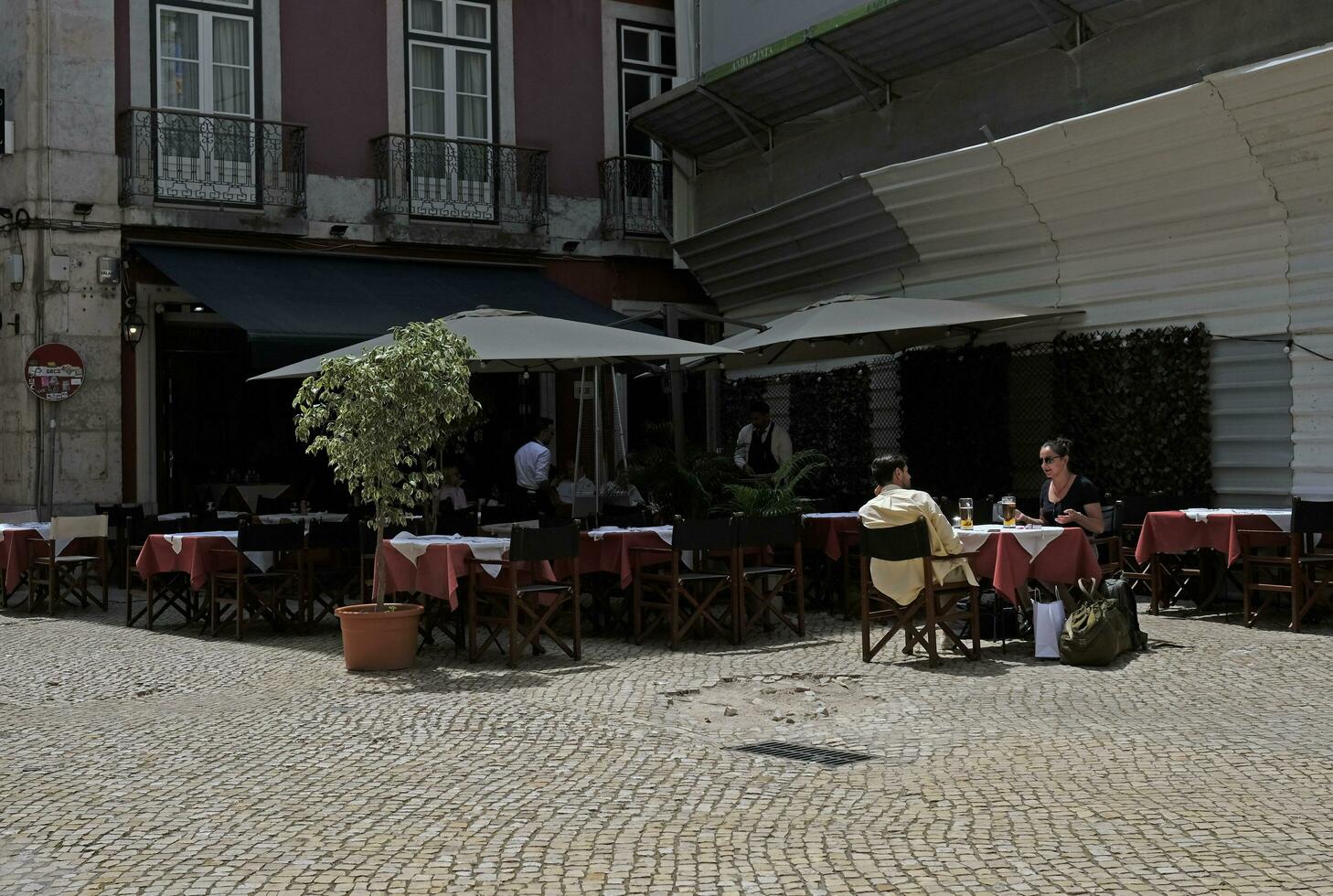 Lissabon, portugal - Maj 20, 2023 - en par sitter i ett annat tömma restaurang eller Kafé på en solig dag foto