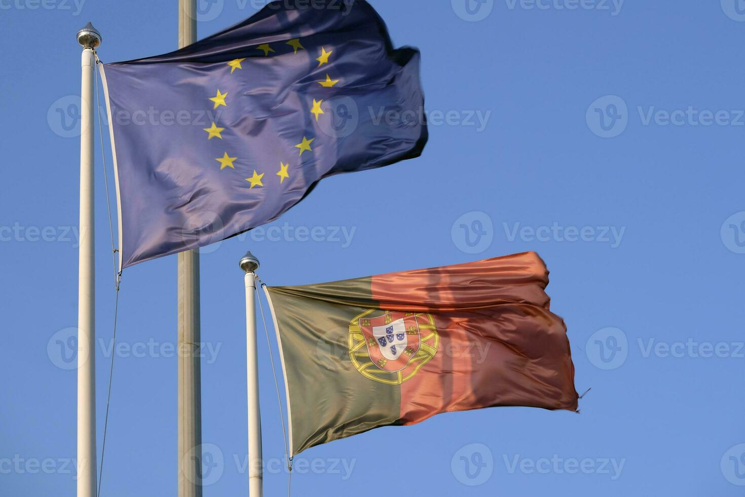 portugisiska nationell flagga och flagga av de europeisk union vinka i de vind foto