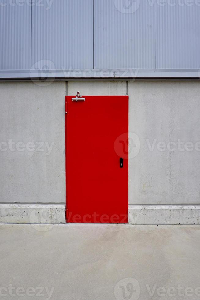 röd metallisk dörr på byggnaden foto